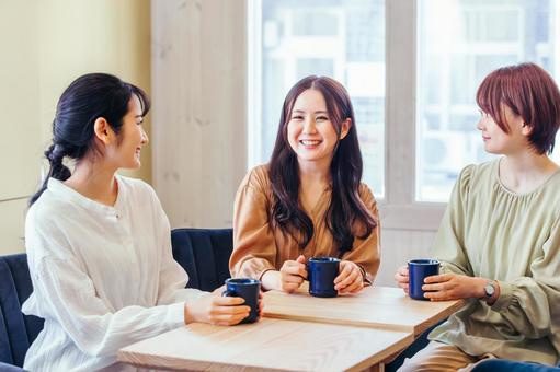 社員同士が打ち合わせる様子